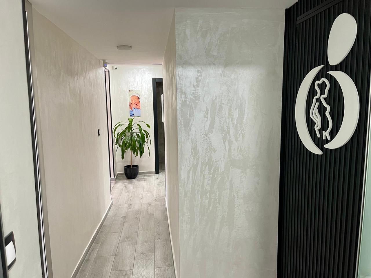 Couloir du cabinet et logo mural