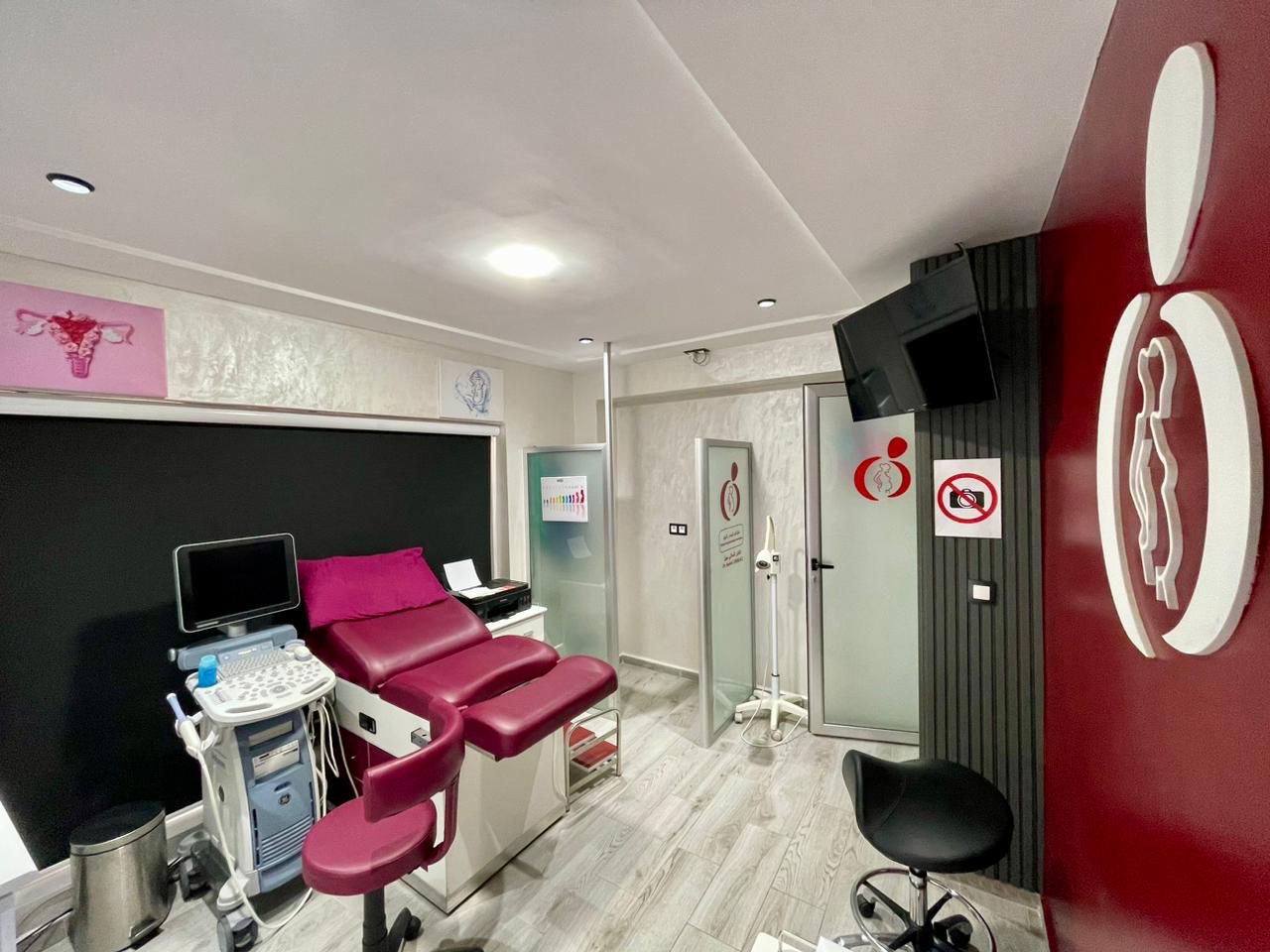Salle de consultation avec échographe