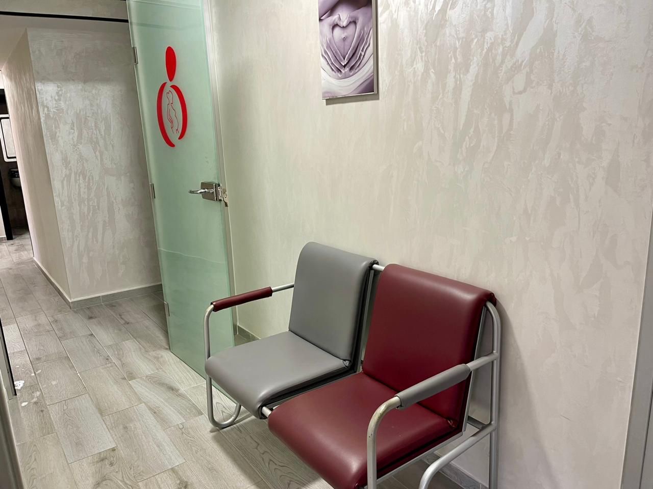 Fauteuils près de la porte vitrée du cabinet